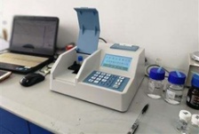  測量水中溶解氧時是否需要攪拌樣品？