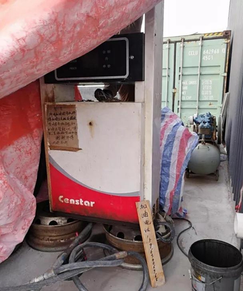 2018年11月1日，中央第三生態(tài)環(huán)境保護督察組進駐山東省開展&ldquo;回頭看&rdquo;。通過對相關(guān)部門走訪問詢，并抽查有關(guān)企業(yè)，發(fā)現(xiàn)山東省物流運輸企業(yè)違規(guī)使用普通柴油或其他高硫分燃油問題依然十分突出，柴油貨車尾氣污染嚴重。  一、基本情況  《大氣污染防治法》明確，禁止向汽車和摩托車銷售普通柴油以及其他非機動車用燃料。第一輪中央環(huán)保督察反饋指出，山東省以普通柴油替代車用柴油的情況較多，濱州等地市大量物流運輸企業(yè)違規(guī)使用普通柴油，尾氣污染問題突出。  為此，山東省整改方案要求，杜絕違規(guī)使用普通柴油的情況，并明確由原省工商局負責(zé)部署推進相應(yīng)整改工作。原省工商局于2018年8月1日上報山東省環(huán)境保護督察反饋意見整改工作領(lǐng)導(dǎo)小組，聲稱該問題完成整改并銷號。  二、主要問題  督察發(fā)現(xiàn)，原山東省工商局作為整改責(zé)任主體沒有認真履行整改職責(zé)，未就整改工作進行部署推進，整改任務(wù)目標完全落空，全省物流運輸企業(yè)違規(guī)使用普通柴油或高硫分燃油問題依然普遍存在。  （一）違規(guī)售油無人管。督察組抽查3個地市的4家煉化公司，發(fā)現(xiàn)這些煉化公司違規(guī)大量向物流運輸企業(yè)銷售普通柴油或其他高硫分燃油，導(dǎo)致這些柴油大量替代車用柴油使用，污染嚴重。2018年，東營齊潤化工有限公司將3萬余噸硫含量近2000mg/kg的常壓柴油售給物流運輸企業(yè)和加油站，墾利石化有限公司也將3萬余噸硫含量2000-3000mg/kg的燃油售給相關(guān)物流運輸企業(yè)和加油站，硫含量最高超標約300倍。2017年中央環(huán)保督察以來，山東匯豐石化集團有限公司將近40萬噸普通柴油銷往多家物流運輸企業(yè)，濰坊市昌邑石化有限公司將5萬余噸國Ⅳ和國Ⅴ的普通柴油售給物流運輸企業(yè)。現(xiàn)場抽查發(fā)現(xiàn)，物流運輸企業(yè)多數(shù)在自身停車場內(nèi)私自安裝加油裝置，將所購違規(guī)油品自用，昌邑市盛宏物流有限公司甚至違法轉(zhuǎn)售其他社會車輛。   圖1 昌邑市盛宏物流有限公司在停車場內(nèi)私設(shè)加油裝置  （二）督察整改做樣子。原省工商局作為督察整改的責(zé)任主體，接受任務(wù)時服從安排，實際整改時做做樣子。督察反饋明確指出問題主要是煉化公司違法向物流運輸企業(yè)銷售普通柴油替代車用柴油使用，導(dǎo)致汽車尾氣污染。但原省工商局等部門整改時僅部署對加油站和成品油倉儲批發(fā)企業(yè)的檢查，沒有將煉化公司到物流運輸企業(yè)的黑色鏈條作為查處對象。整改工作指東打西，真正問題沒有觸及。另外，整改方案明確的目標是&ldquo;強化日常監(jiān)督管理，杜絕違規(guī)使用普通柴油&rdquo;；但原省工商局擅自在銷號材料中將目標改為&ldquo;針對加油站開展專項整治行動&rdquo;，以此蒙混過關(guān)，虛假銷號。   圖2 原省工商局在銷號確認表上弄虛作假  （三）執(zhí)法監(jiān)管走過場。2017年以來，山東省各市共打擊取締非法加油點近2000家，但僅對涉案物流運輸企業(yè)進行了處罰，未能以此為線索追根溯源，對源頭煉化公司違規(guī)售油問題進行查處，煉化企業(yè)到物流運輸企業(yè)的黑色鏈條始終未被斬斷。  一些煉化企業(yè)長期游離于監(jiān)管之外，缺乏對法律的敬畏。2018年8月，生態(tài)環(huán)境部調(diào)研發(fā)現(xiàn)中國化工集團山東昌邑石化有限公司涉嫌違法生產(chǎn)銷售國Ⅳ普通柴油，但在進一步調(diào)查時，企業(yè)拒絕配合，不提供相關(guān)臺賬，并臨時編造相關(guān)記錄。&ldquo;回頭看&rdquo;進駐后，督察組再次現(xiàn)場檢查，要求企業(yè)提供儲運臺賬，企業(yè)依然拒絕提供，并繼續(xù)編造謊言，提供虛假材料，性質(zhì)十分惡劣。  對此，濰坊市查處不嚴不實，甚至試圖蒙混過關(guān)。在督察組兩次督導(dǎo)后，查處工作依然走過場，在未調(diào)度企業(yè)生產(chǎn)記錄和儲運臺賬等關(guān)鍵證據(jù)的情況下，即采信企業(yè)說法，甚至未調(diào)閱生產(chǎn)記錄就作出該企業(yè)2018年未生產(chǎn)銷售國Ⅳ普通柴油的結(jié)論。直到督察組再次督導(dǎo)、進一步明確要求后才加大查處力度，發(fā)現(xiàn)該企業(yè)2018年實際以燃料油名義違規(guī)銷售國Ⅳ普通柴油4萬多噸。  三、原因分析  原山東省工商局不在整改落實中下功夫，反而在整改銷號上動腦筋，表面整改，虛假整改問題突出。  山東省有關(guān)地市不敢動真碰硬，對違法銷售不合格油品的黑色鏈條整治不力，未能對油品來源追根溯源，未對煉化企業(yè)的違法行為依法查處。